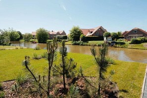 Een woonwijk met huizen, een vijver en een gazon.