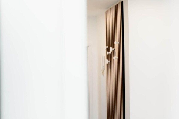 Una puerta blanca con un diseño de panel vertical.