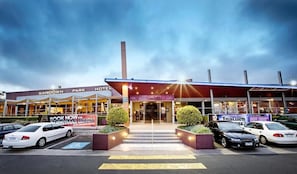 Exterior - Sandown Park Hotel (Melbourne)