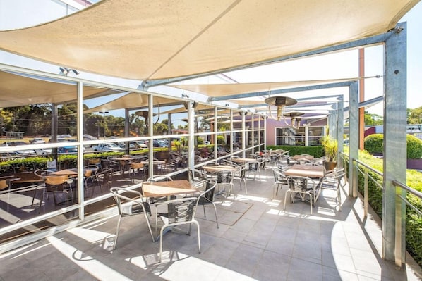 Outdoor dining - Sandown Park Hotel (Melbourne)