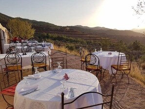 Outdoor dining - Terre D'amanar (Aghouatim)