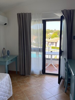 Unclassified image, 3 of 64, button - Porto Pozzo (Santa Teresa di Gallura)