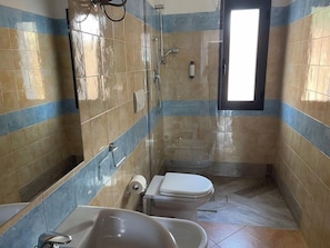 A bathroom with a bathtub, toilet, and shower. - Porto Pozzo (Santa Teresa di Gallura)