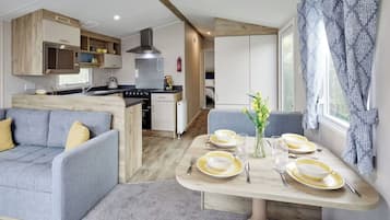 Une cuisine moderne équipée d’une cuisinière, d’un four et de placards intégrés.