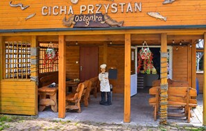 A wooden building with a sign reading 'CICHA PRZYSTAN' and 'ostonka 9'. - 2 bedroom stunning home in Oslonka (Oslonka)