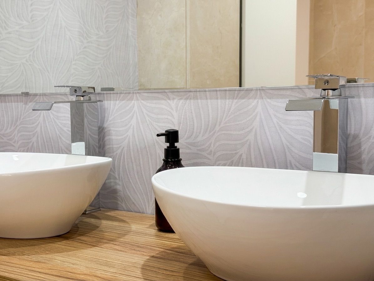 Douche, sèche-cheveux, serviettes fournies, papier toilette