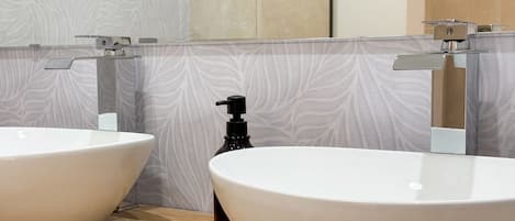 Dusche, Haartrockner, Handtücher, Toilettenpapier