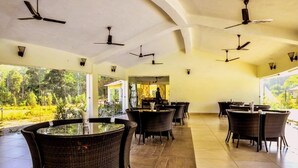 Outdoor dining - Parwati Wild Abode (Ramnagar)