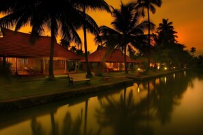 Unclassified image, 2 of 33, button - Kondai Lip (Ambalapuzha)