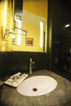 Bathroom - Hotel The Golden Oak (Raipur)