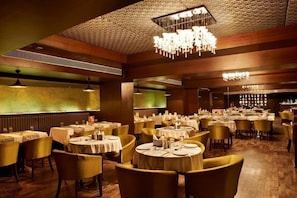 Dining - Hotel The Golden Oak (Raipur)