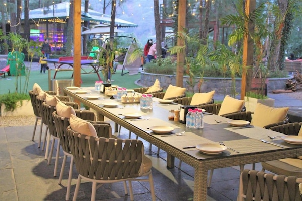 Outdoor dining - Una Comfort Kasauli Hills Resorts (Kasauli)