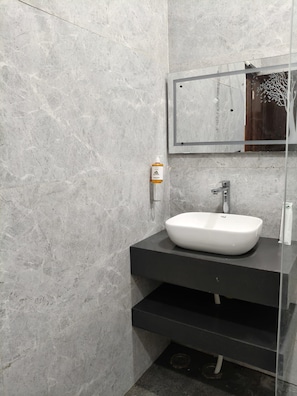 Habitación doble Deluxe, balcón, vista a la montaña | Baño | Amenidades de baño gratuitas, secadora de cabello, pantuflas, toallas 