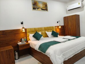 Habitación doble Deluxe, balcón, vista a la montaña | Escritorio y espacio para trabajar con laptop 