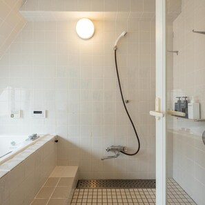 A modern bathroom with a shower, a toilet, and a bathtub. - Tabiyu Abrigo Hotel (Kobe)