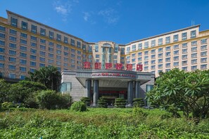 A hotel with a prominent entrance, large columns, and a clear sky. - H J Grand Hotel Guangzhou (Guangzhou)