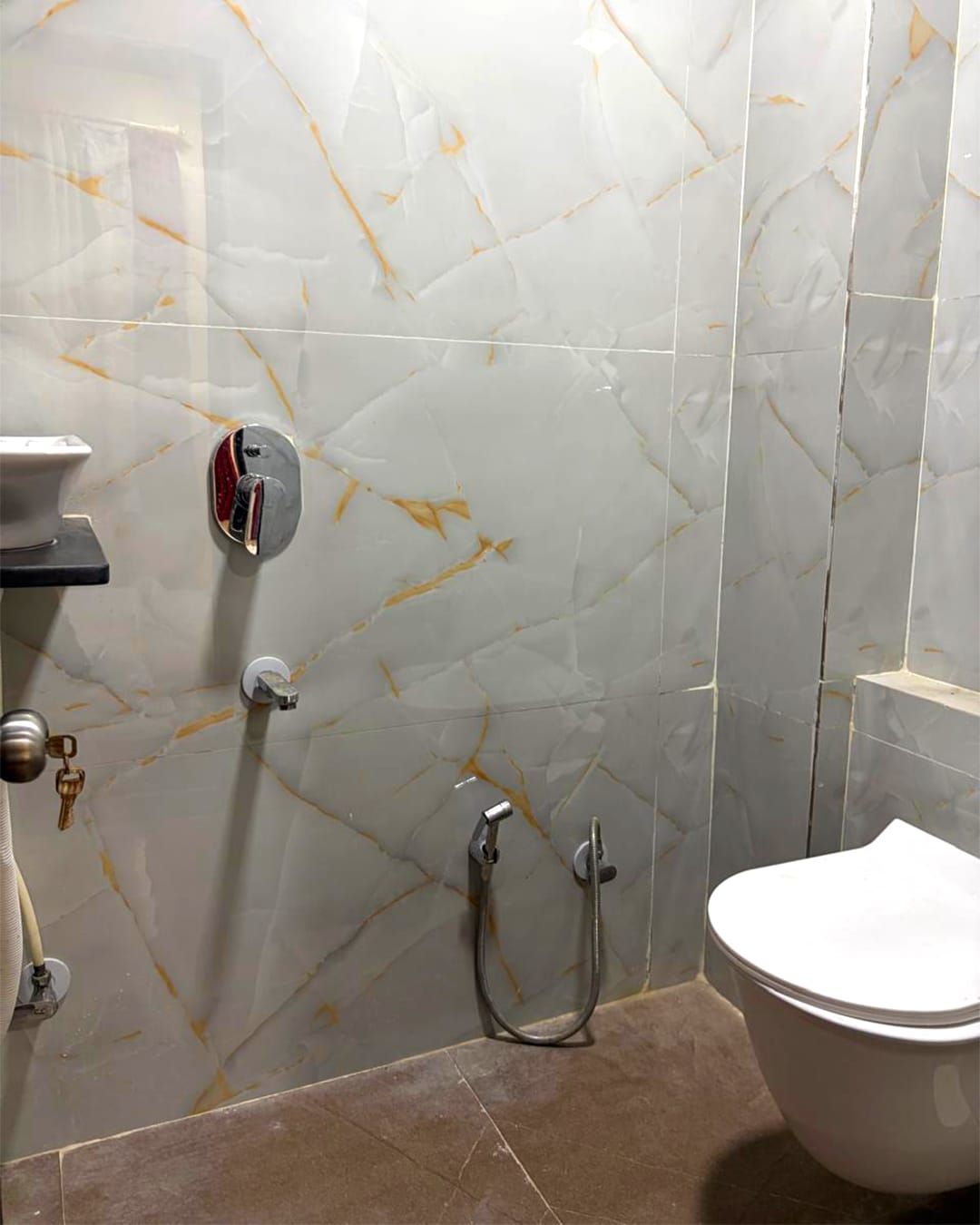Un baño con inodoro, ducha y lavamanos.