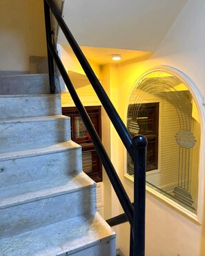 Una escalera con barandilla negra que conduce a una plataforma.