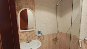 Ensemble douche/baignoire, sèche-cheveux, chaussons, serviettes fournies