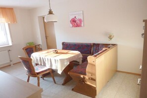 Ein Essbereich mit Tisch, Stühlen und einer Bank.