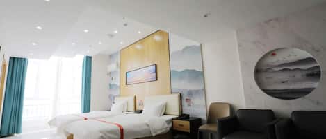 Una habitación de hotel moderna con una cama grande, un escritorio, una silla y un televisor montado en la pared.