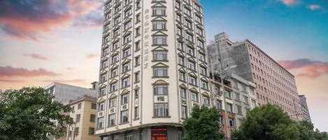 A multi-story hotel with a prominent entrance and signage for 'AUSOTEL SMART'.