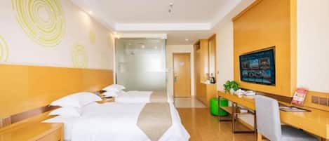 Una habitación de hotel con dos camas, un escritorio, una silla y un televisor.