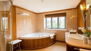 Bathroom - Whatley Manor Hotel & Spa (Malmesbury)