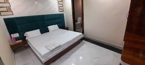 Desk, laptop workspace, soundproofing, iron/ironing board (on request) - Hotel Ornate Luxury (Agra)