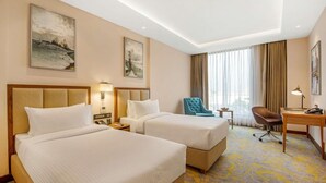 A hotel room with two beds, a desk, a chair, and artwork on the walls. - Grandville Hotel Pousada (Barra de São Miguel)