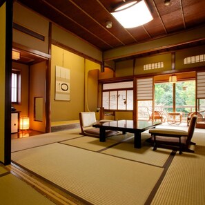 A traditional Japanese room with tatami flooring, a low table, chairs, and sliding doors. - Shimoda Rendaiji Onsen Seiryuso (Shimoda)