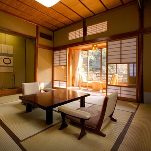 A traditional Japanese room with tatami flooring, a low table, and shoji screens. - Shimoda Rendaiji Onsen Seiryuso (Shimoda)