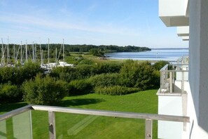 A balcony with a view of a marina and a body of water. - Holiday apartment with 1 bedroom (Glücksburg- Schausende)