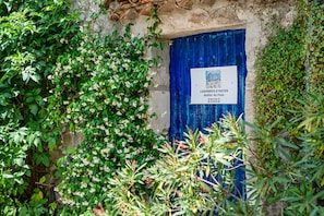 A blue door with a sign indicating 'Chambres d'Hotes Abbatial de Font.' - Charming Guest Room with Historic Character and Terrace (Fons-sur-Lussan)