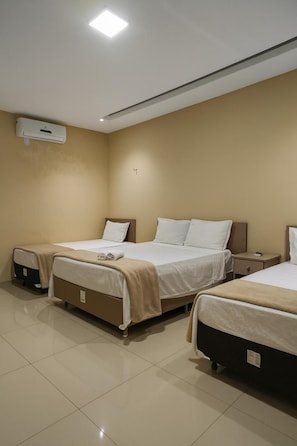 A hotel room with two beds, a bedside table, an air conditioning unit, and a tiled floor. - Pousada Barbacoar (Parnaíba)