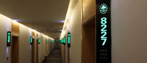 Un pasillo de hotel con puertas numeradas 8227, que señalan la habitación 8227.