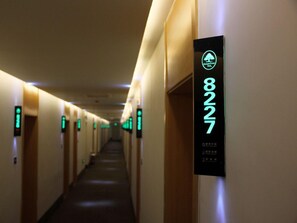Un pasillo de hotel con puertas numeradas 8227, que señalan la habitación 8227.