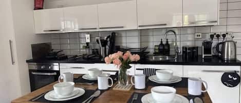 コーヒー / ティーメーカー、冷蔵庫、電子レンジ、オーブン