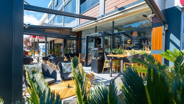 Outdoor dining - Cabana Boutique Hotel & Cafe (Milas)
