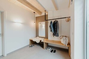 A room with a bench, a coat rack, and a mirror. - Holiday home in Zinnowitz with sauna (Zinnowitz)