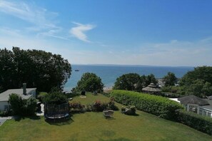 A residential property with a view of the sea, a lawn, and a gazebo. - DG - Apartment Sellin (Sassnitz)