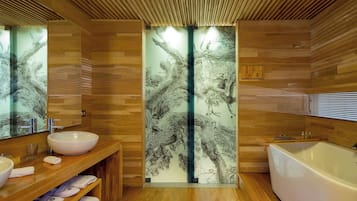 Un baño moderno con suelo de madera, un lavabo espacioso, una bañera y un espejo.