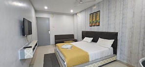 Chambre Double Deluxe, vue ville | Coffres-forts dans les chambres, bureau