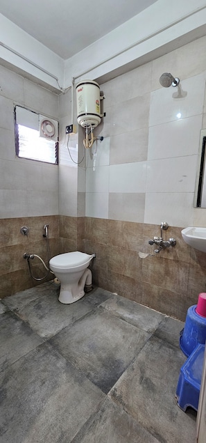 Chambre Double Deluxe, vue ville | Salle de bain | Douche, articles de toilette gratuits, chaussons, serviettes fournies