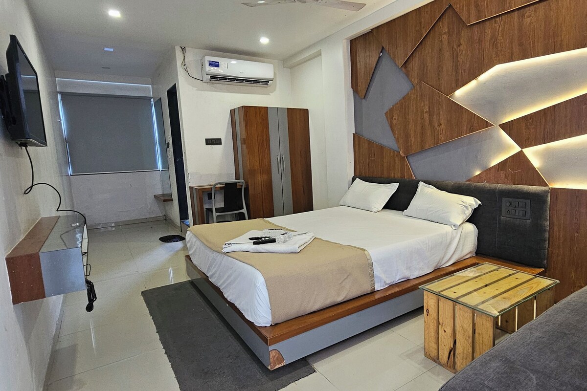 Chambre Double Deluxe, vue ville | Coffres-forts dans les chambres, bureau