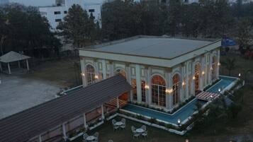 Un edificio grande con piscina y zona de estar al aire libre.