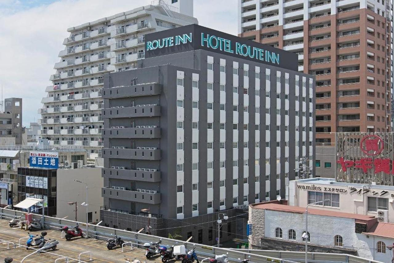 Un hotel de varios pisos con fachada moderna, que presenta un letrero llamativo del Hotel Route Inn.