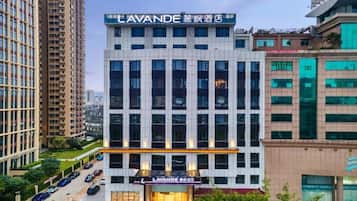 Um hotel com vários andares e uma placa chamativa com a inscrição 'LAVANDE'.