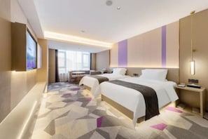 Quarto de hotel com duas camas, uma escrivaninha e televisão.