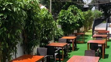 Tempat makan outdoor